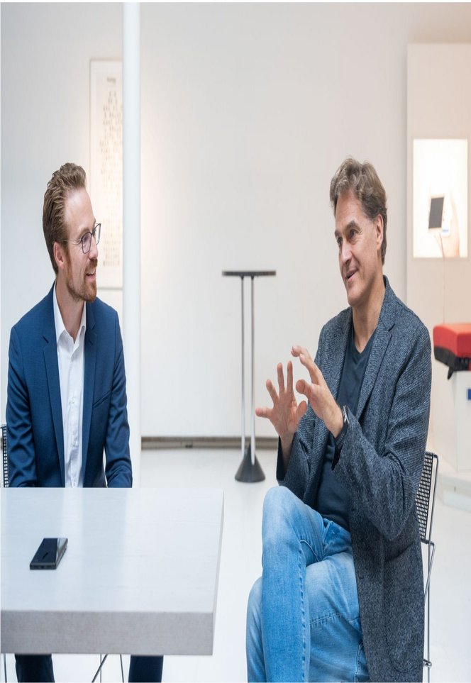 Sebastian Achatz, gerente de desenvolvimento de negócios ÖLFLEX® Connect na LAPP, em conversa com o diretor administrativo da TTI, Boris Thomas